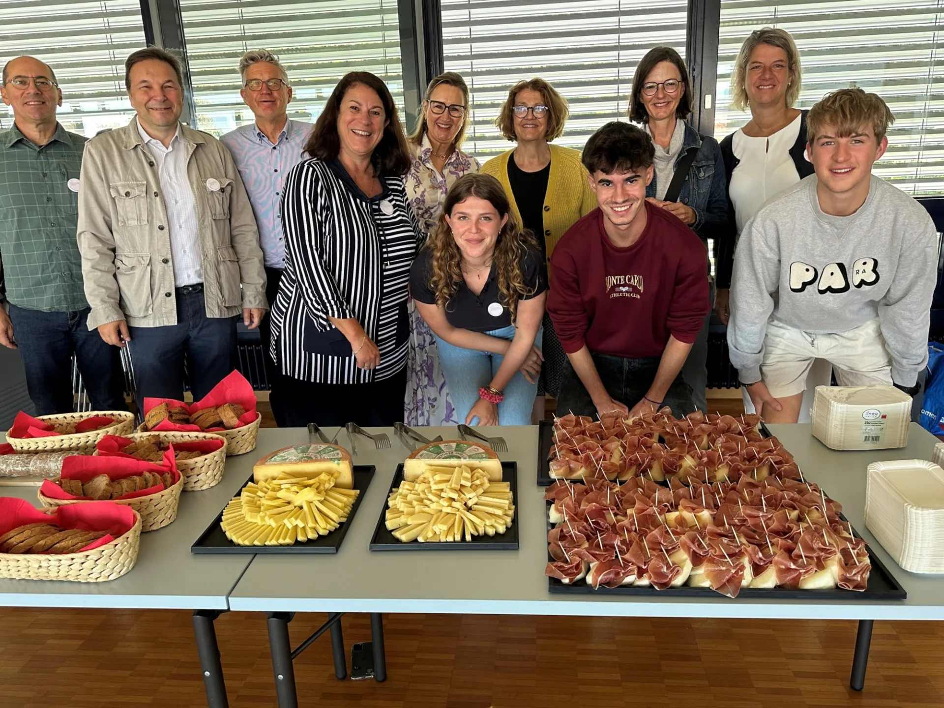 Der Pfarreirat steht hinter dem Tisch mit dem Apéro Angebot.
