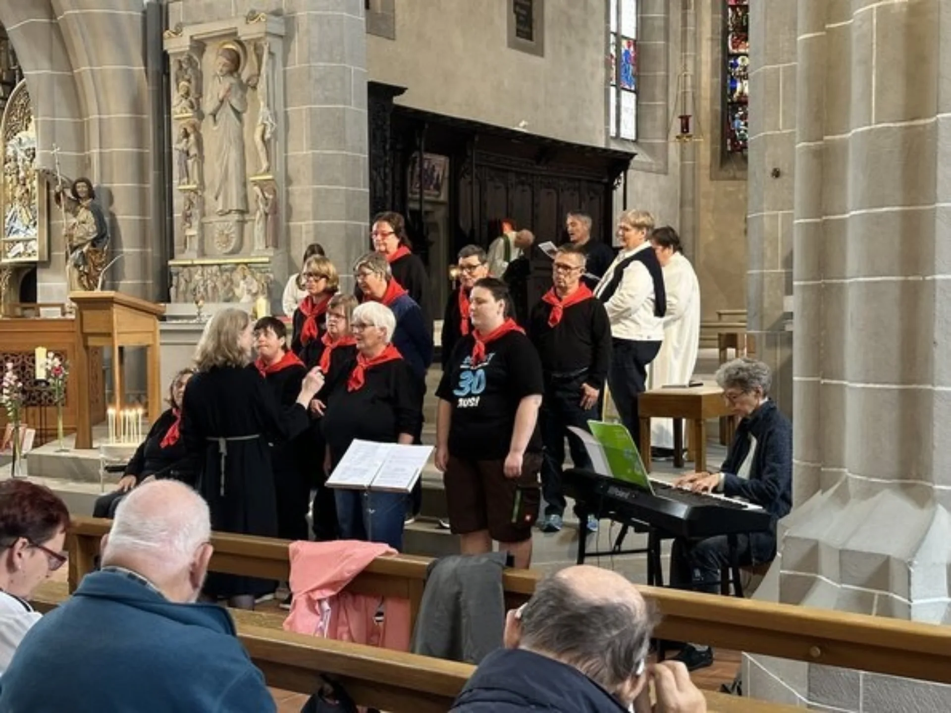 Chor von Menschen mit Behinderung singt in der Kirche Sankt Oswald