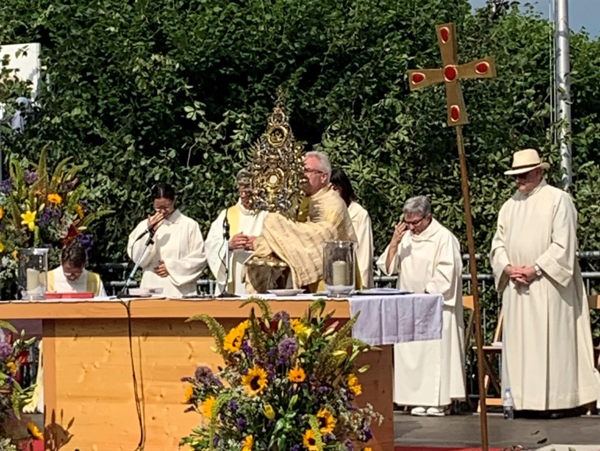 Liturginnen und Liturgen anlässlich der Fronleichnamsfeier auf dem Landsgemeindeplatz in Zug, Hauptzelebrant trägt die Monstranz.