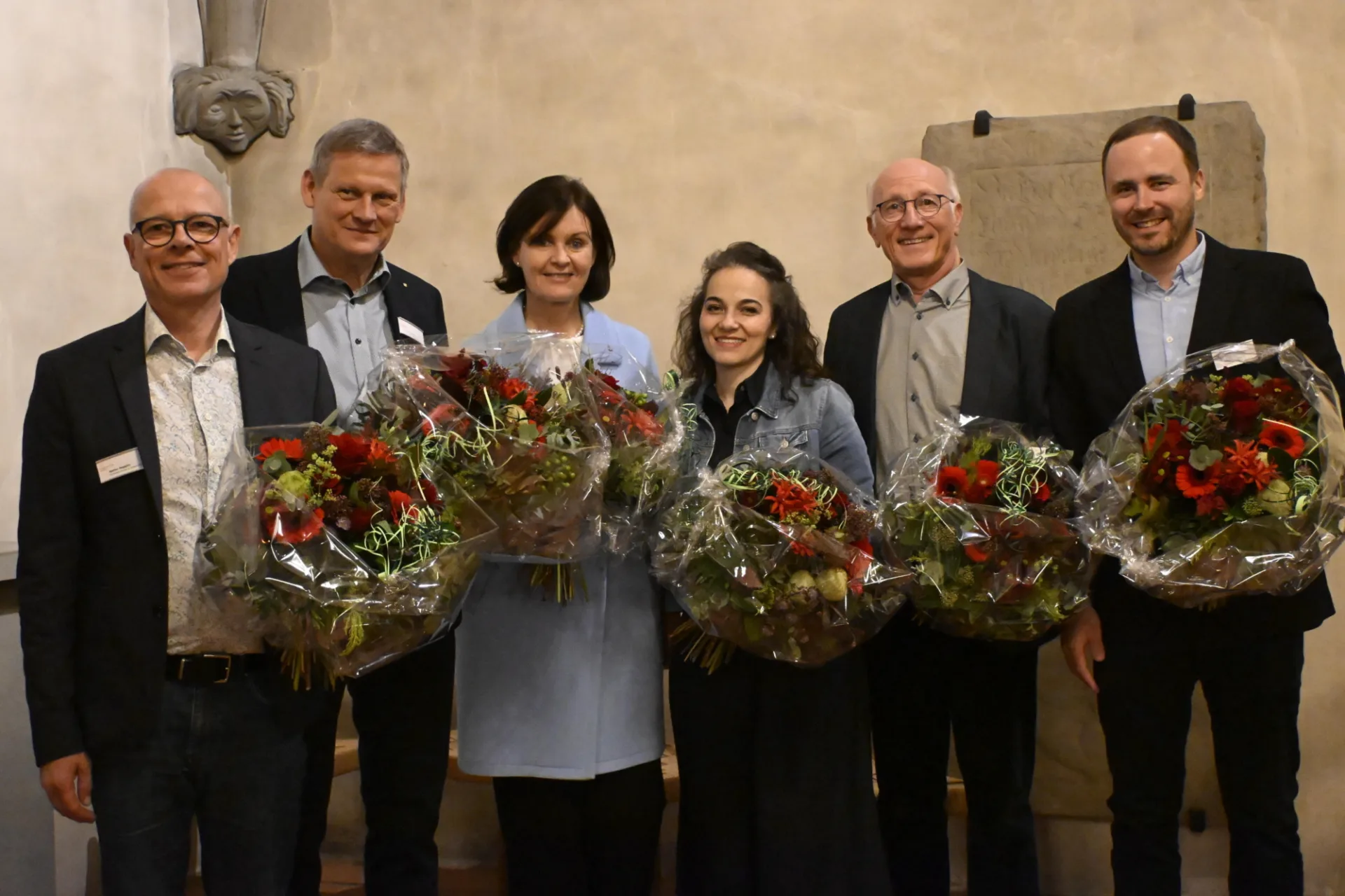 Die sechs Mitglieder des Kirchenrats mit Blumenstrauss.
