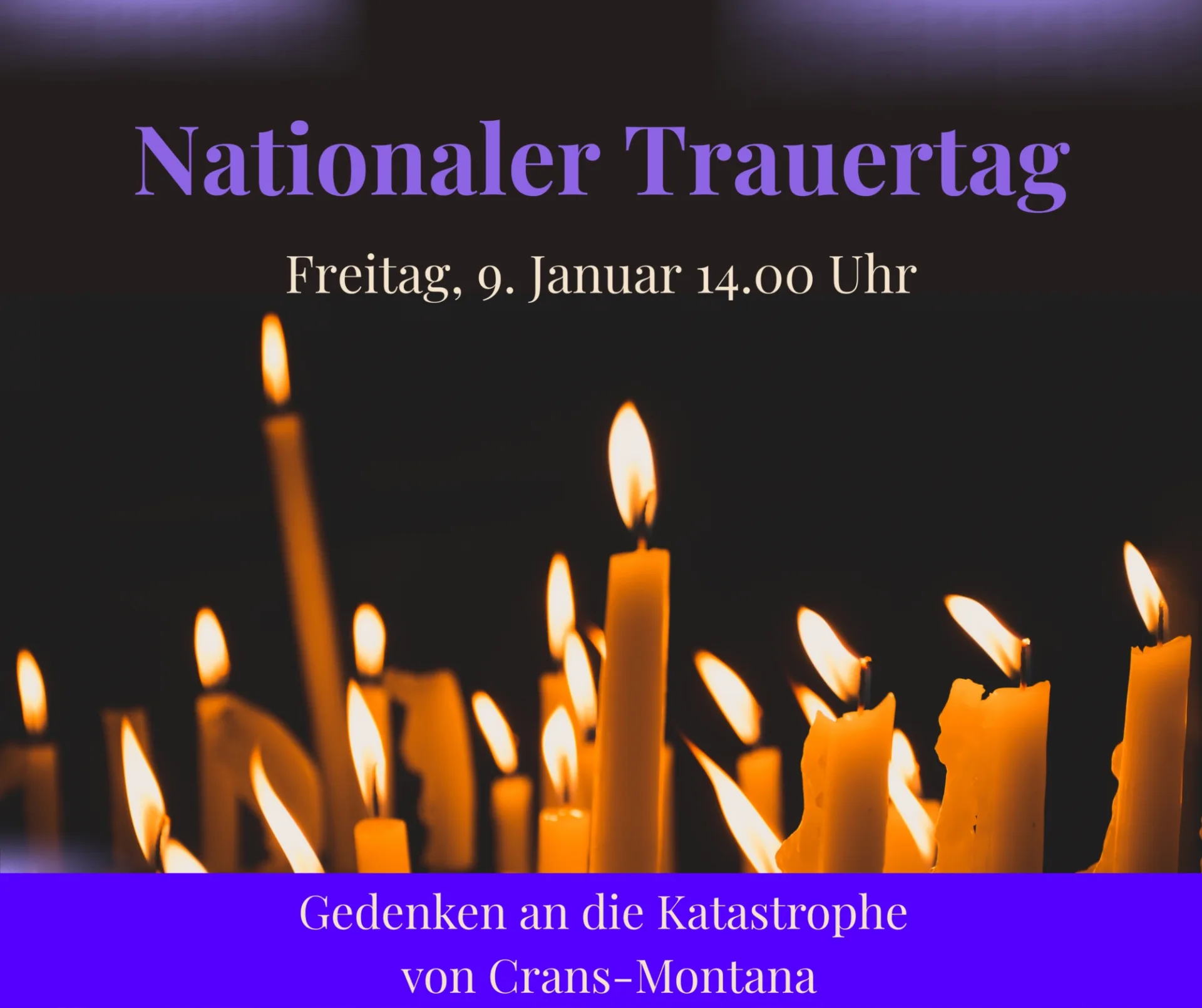 Gelbe, brennende Kerzen vor schwarzem Hintergrund und violettem Schriftzug: Nationaler Trauertag