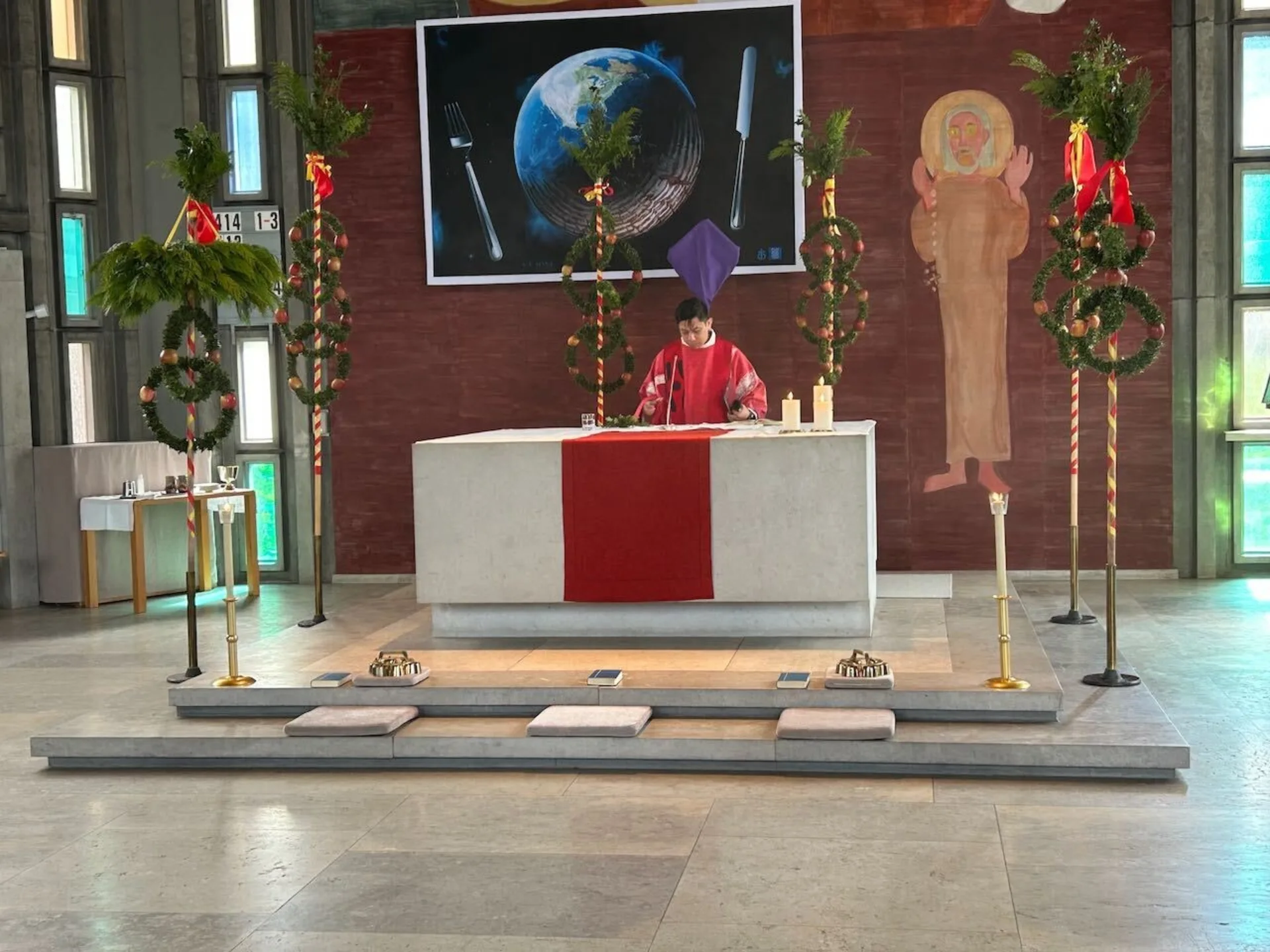 Priester am Altar mit Palmbäumen.