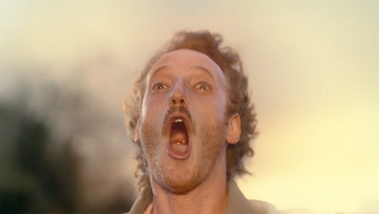 ein Mann mit kurzen dunkelblonden Haaren und offenem Mund