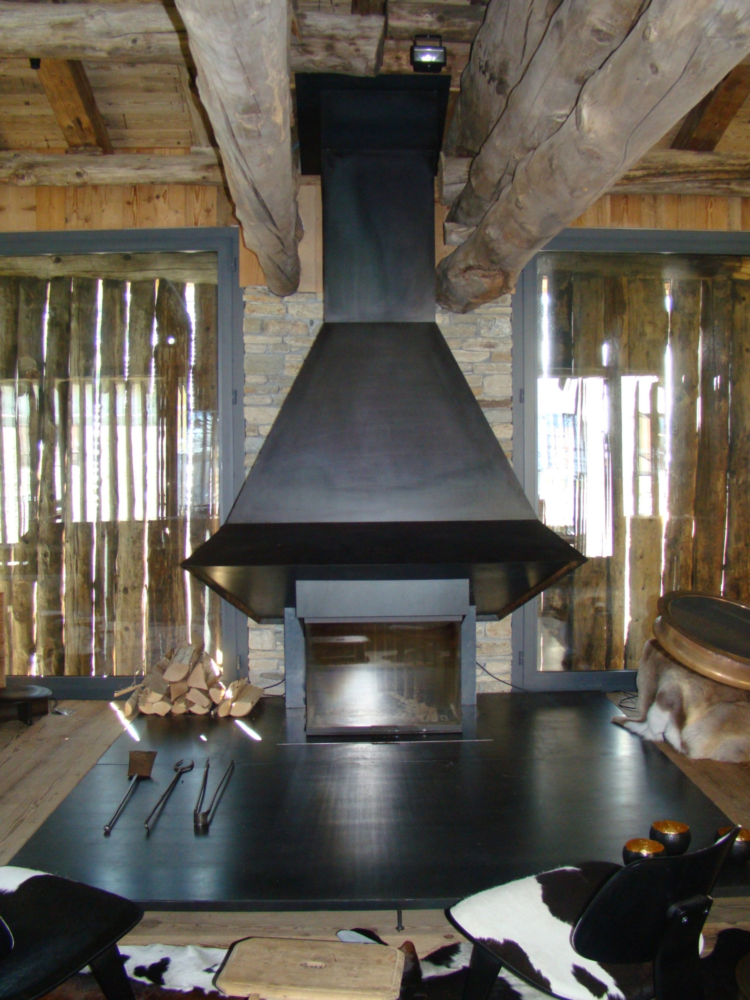 Cheminée aus rohem Stahl mit sichtbarer Hutte.