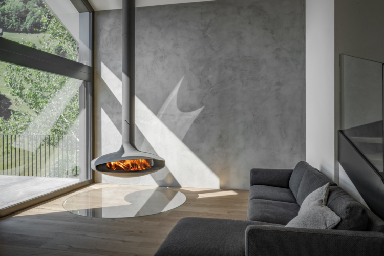 Freihängender Kamin Gyrofocus vitré von Focus mit zentraler Platzierung im Wohnbereich