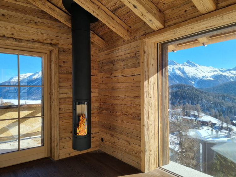 Freihängender Kaminofen Slimfocus in einem Chalet in St. Moritz