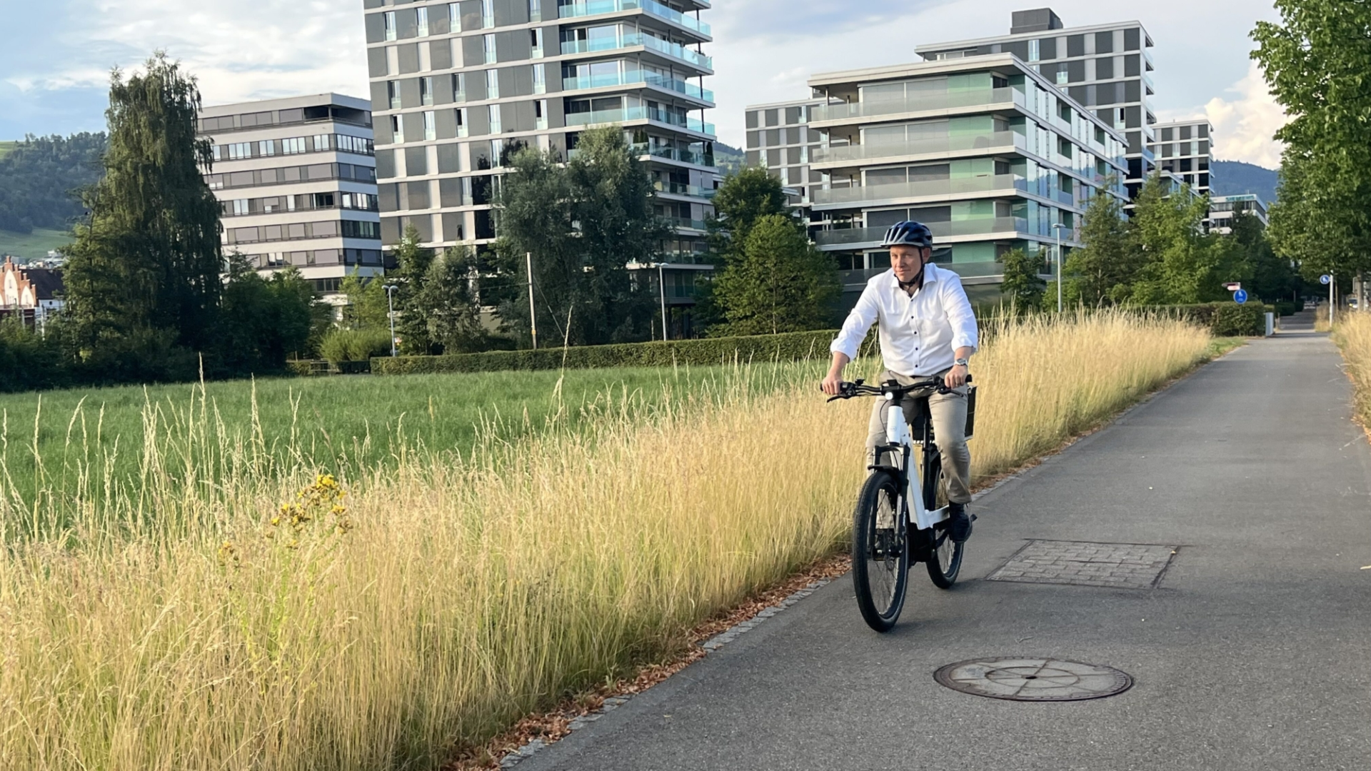 Der Unternehmensleiter Cyrill Weber unterwegs auf einen E-Bike.