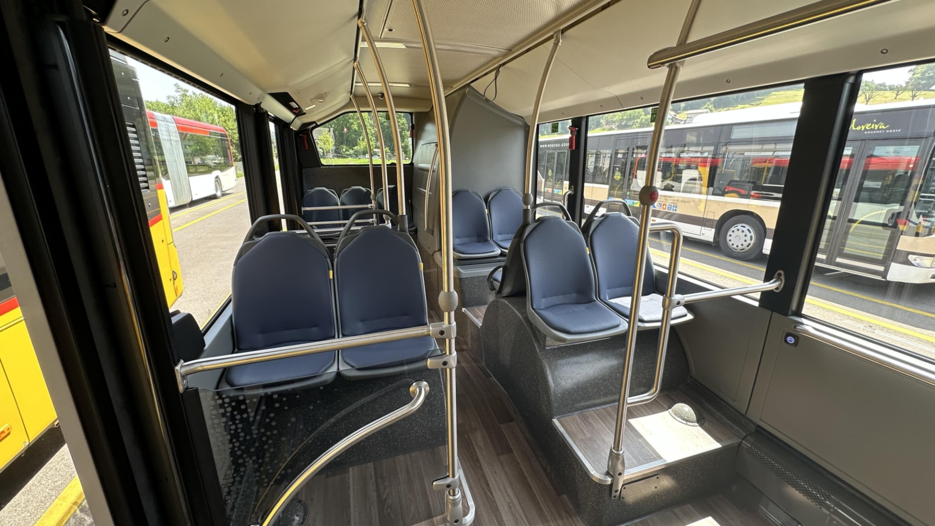 Innenraum eines ZVB-Busses mit glauben Sitzen und Holzboden