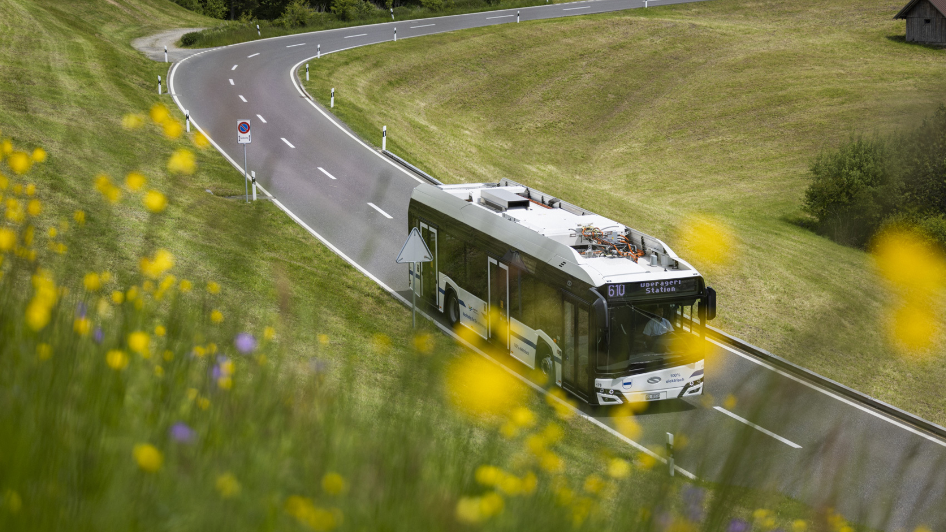 ZVB Bus fährt auf Strasse