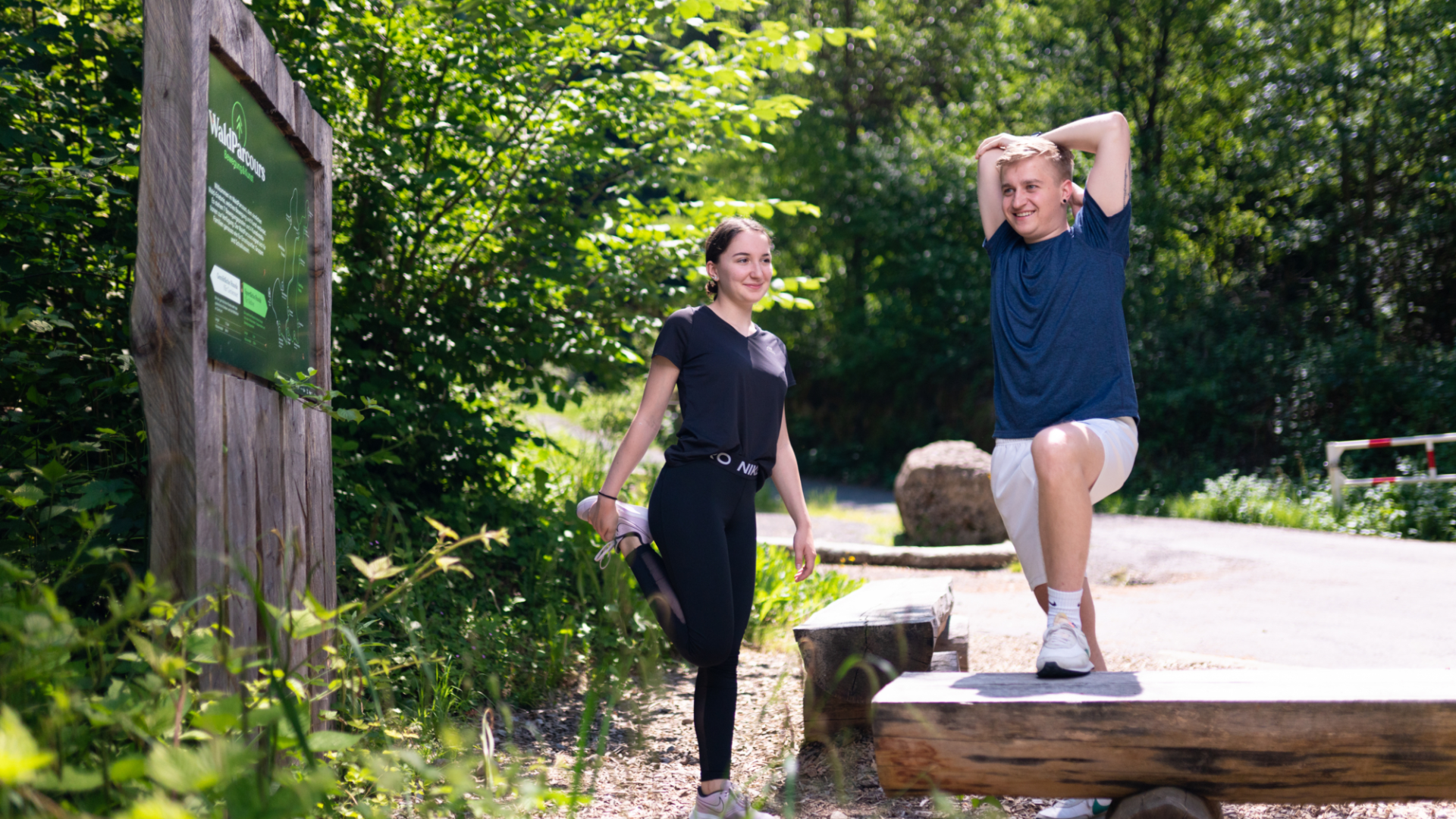 Zwei Jugendliche beim Sport im Wald