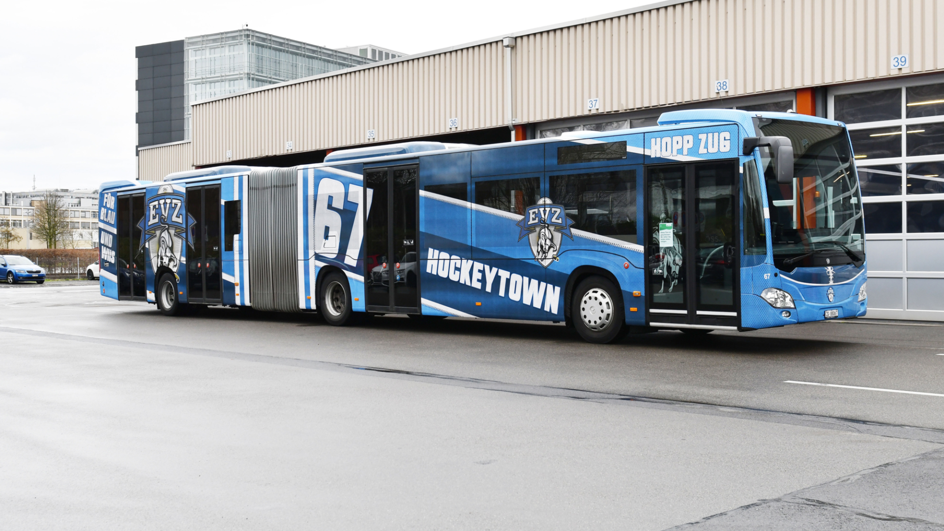 Ein ZVB-Bus mit Ganzwerbung vom EVZ