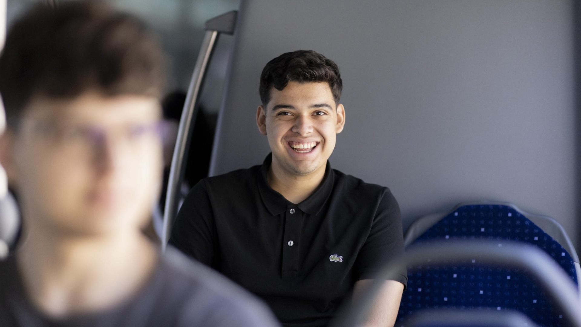 Lachender Fahrgast in einem Bus