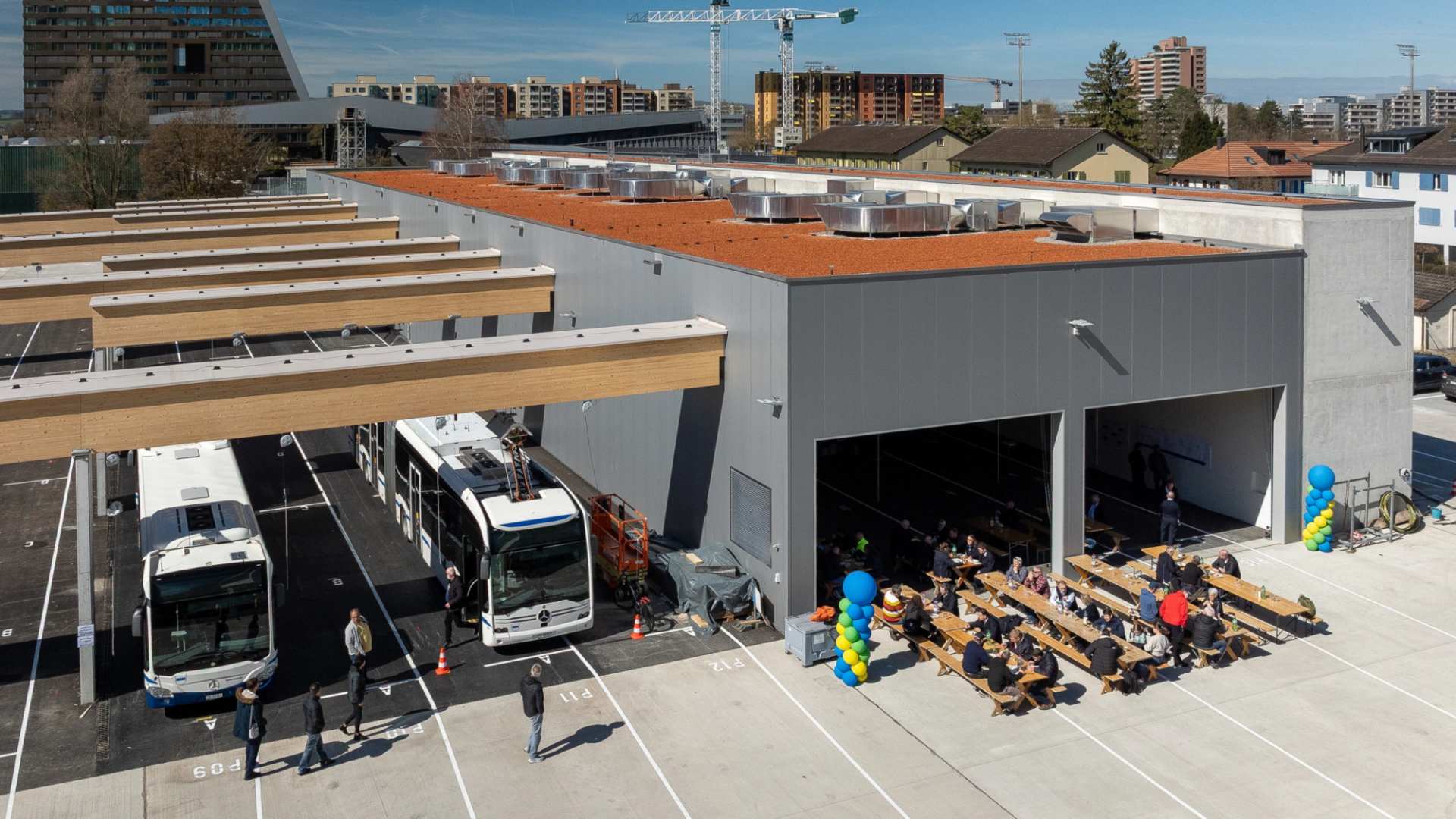 Drohnen-Bild des internen Eröffnungsfestes des neuen Busdepot auf dem Gaswerkareal in Zug