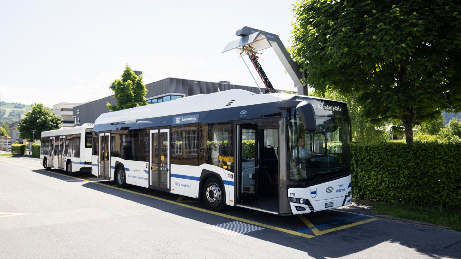 E-Bus mit Anhänger an der Ladestation in Oberägeri