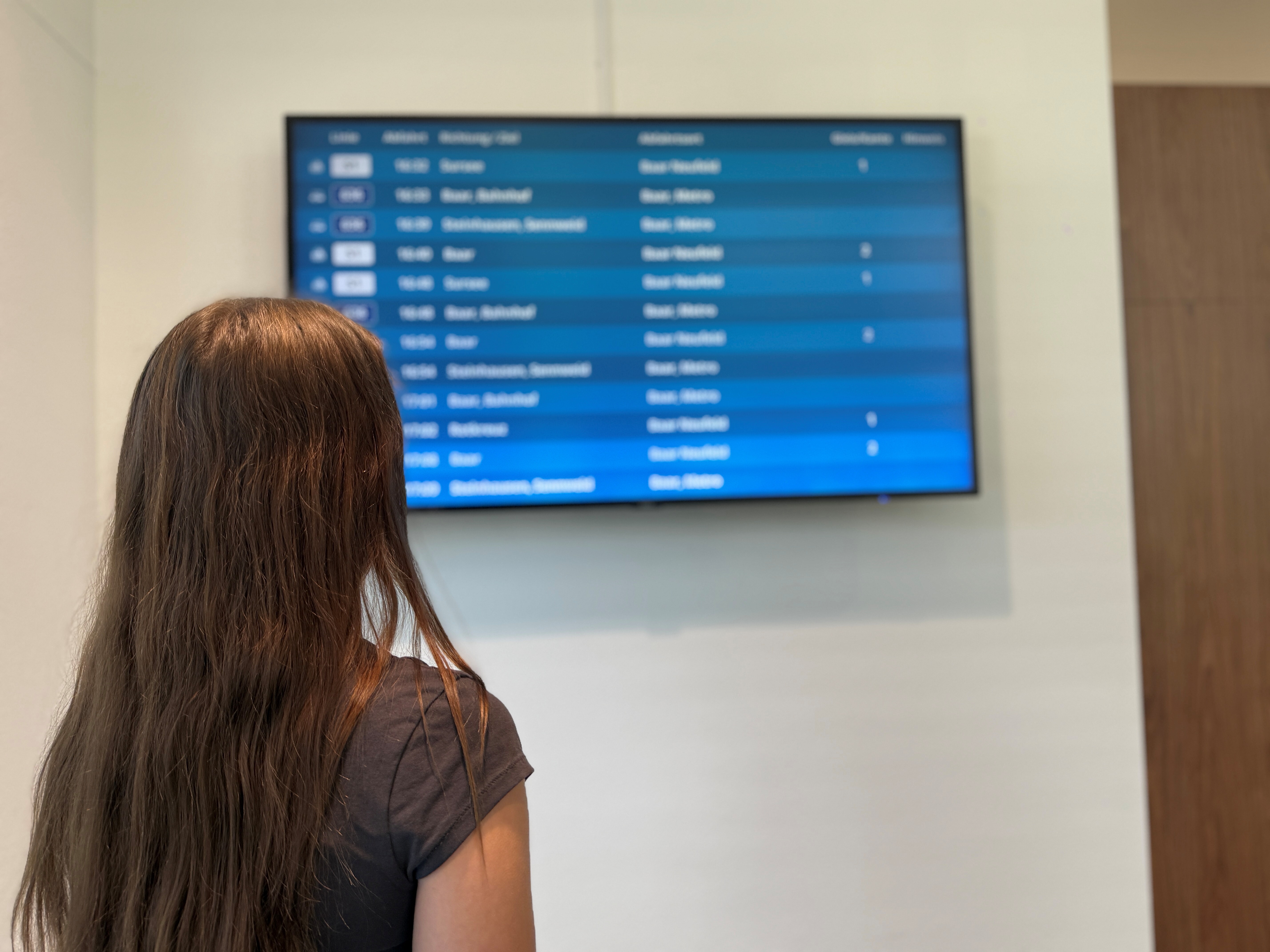 öV Haltestellen-Abfahrtsanzeige in der Eingangshalle der ZVB
