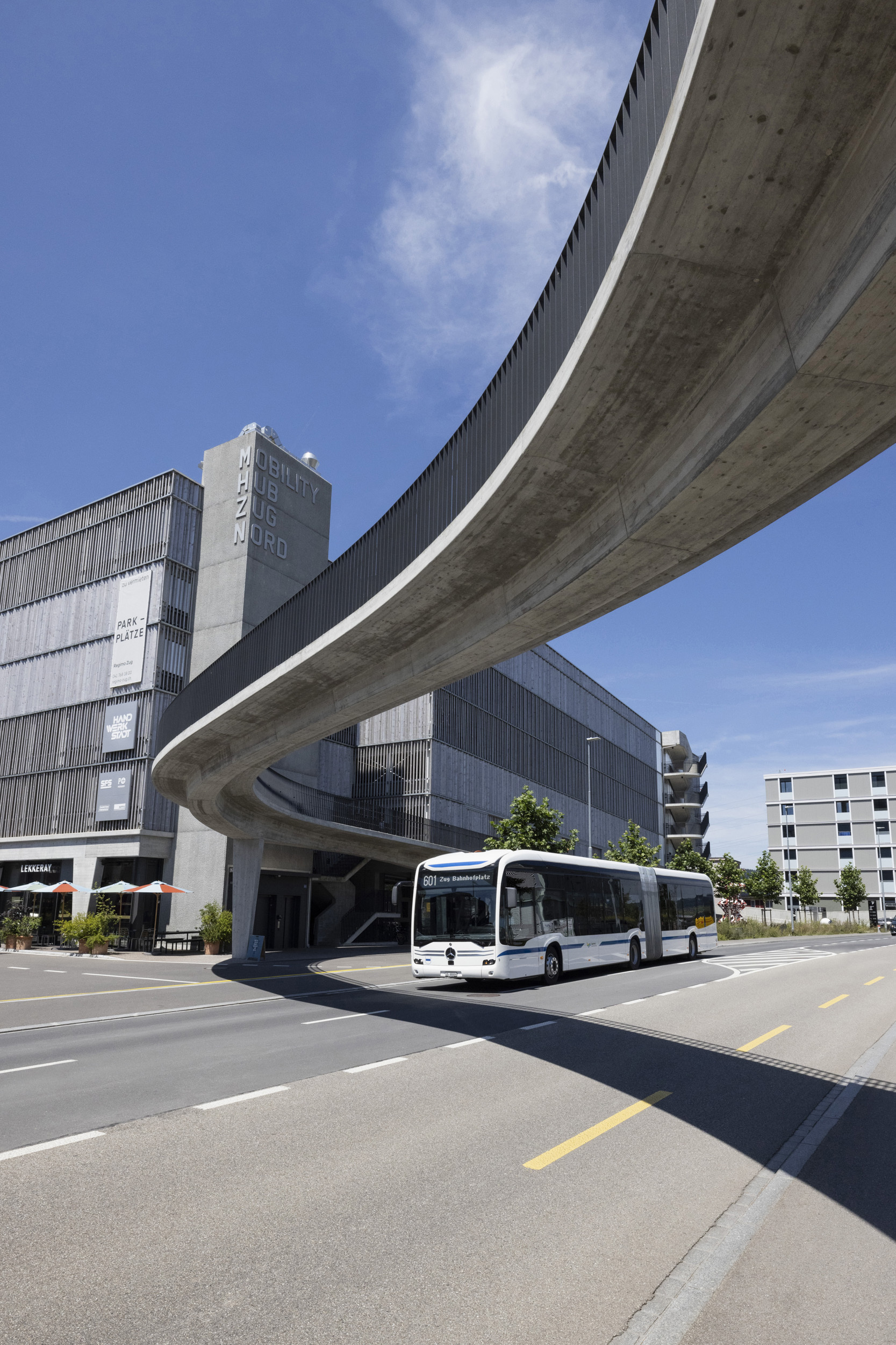 Bus der ZVB in städtischer Umgebung