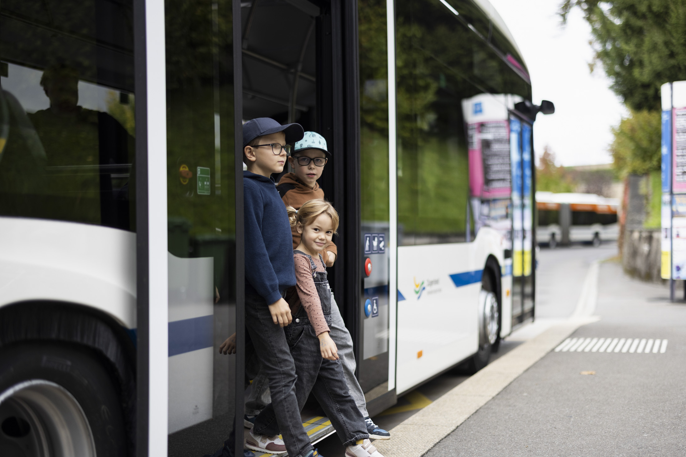Kinder steigen aus dem Shuttlebus oder Schulbus der ZVB Firmenmobilität