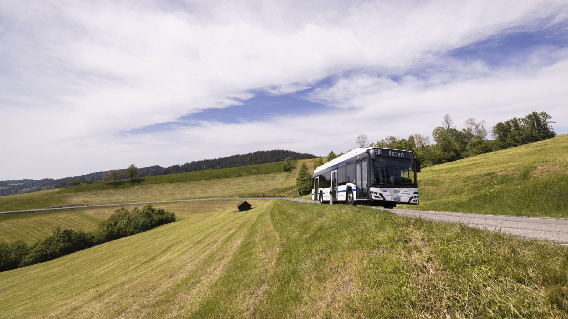 Linienbus der ZVB auf Landstrasse in weiten Wiesen