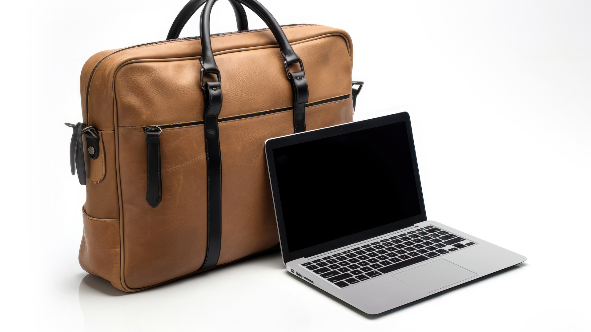 Eine braune Soft-Bürotasche mit einem aufgeklappten Laptob um die Konditionen des Zuger JobAbos einzusehen